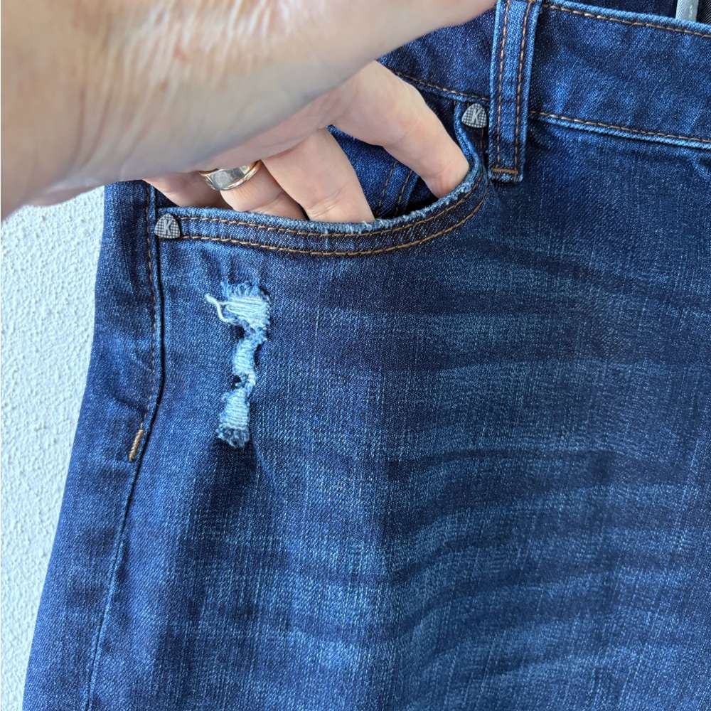 Kut from the Kloth Size 16 Chloe Boyfriend Short Denim Dark Wash Distressed - Picture 8 of 16